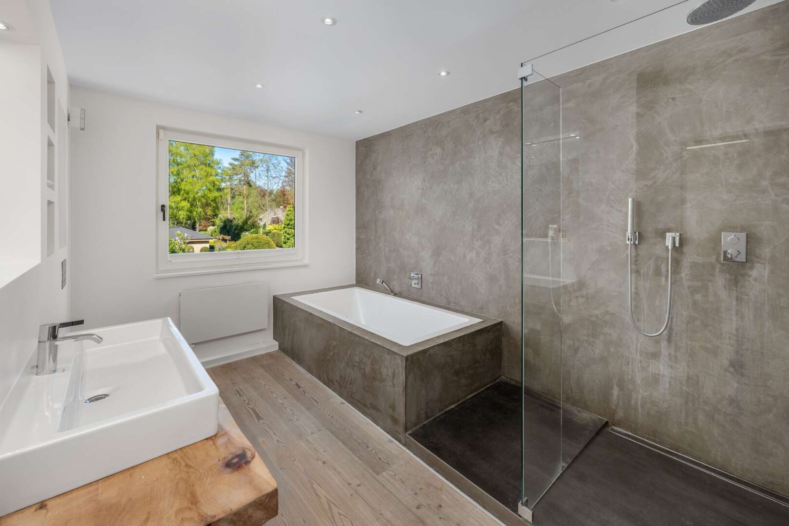 Stilvolles Bad mit Badewanne und bodengleicher Dusche
