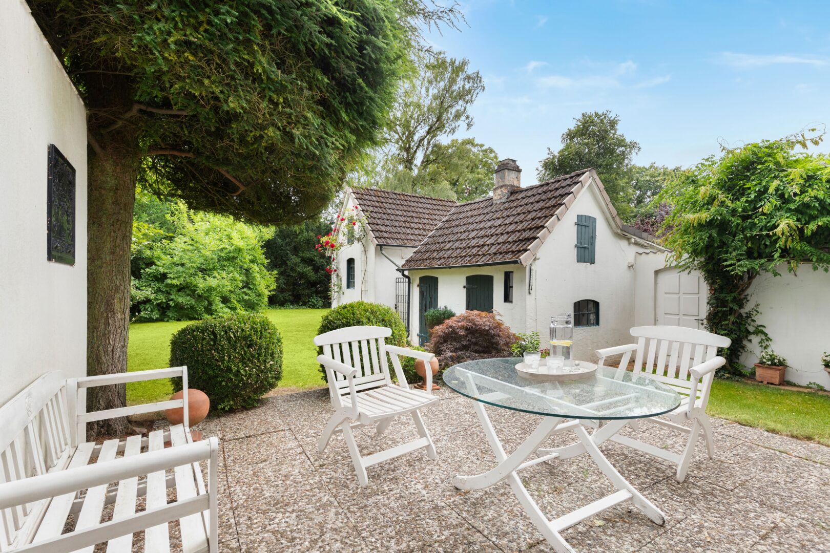 Sonnige Terrasse mit Blick in den liebevoll angelegten Garten.