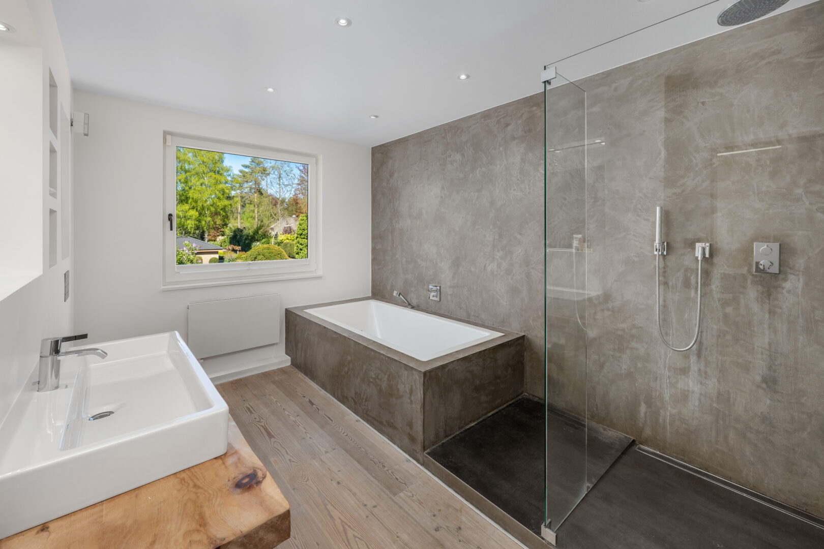 Stilvolles Bad mit Badewanne und bodengleicher Dusche