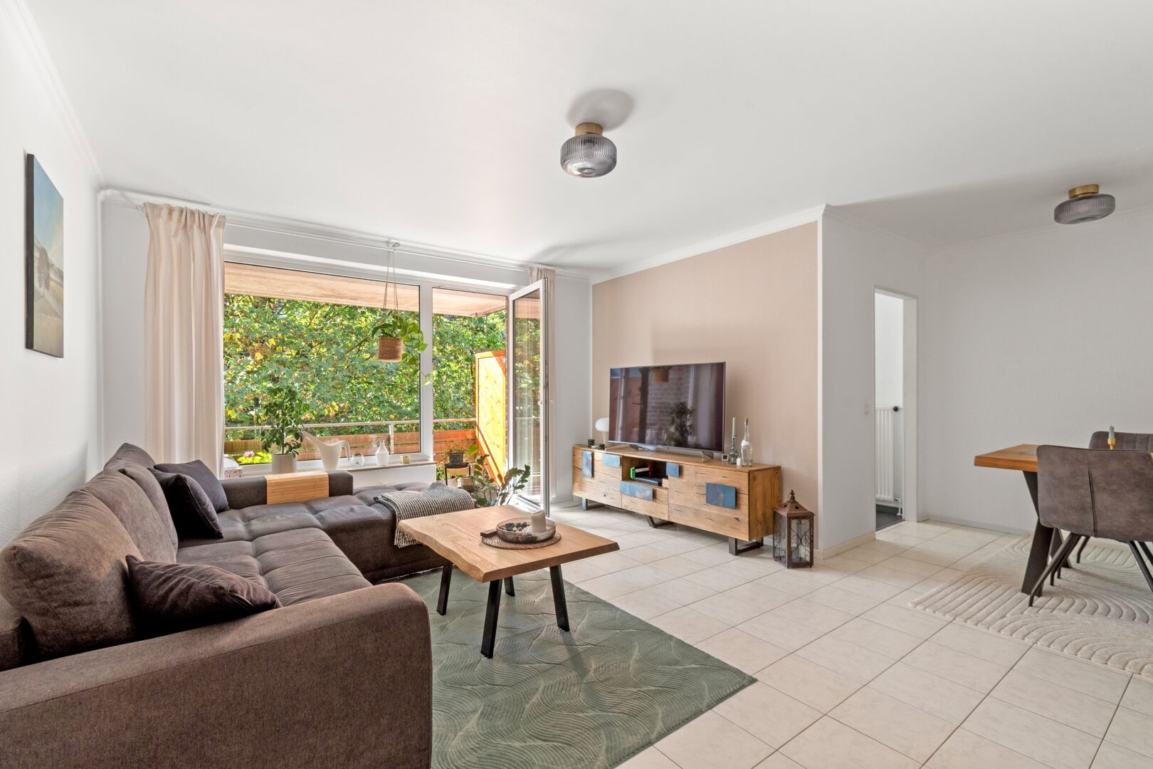 Heller Wohnbereich mit Zutritt zum Balkon